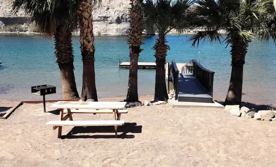 Picnic area with palm trees at The Haven River Lodge, Bullhead City AZ